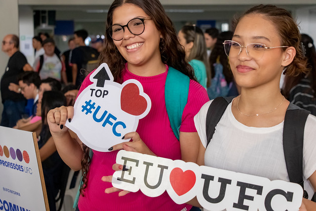 Fotografia de duas jovens estudantes na Feira das Profissões da UFC
