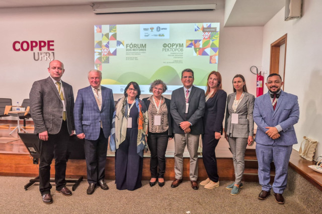 Representantes da UFC com equipe da Saint Petersburg State University of Economics (Foto: divulgação) Representantes da UFC com a equipe Com equipe da Saint Petersburg State University of Economics (Foto: divulgação)