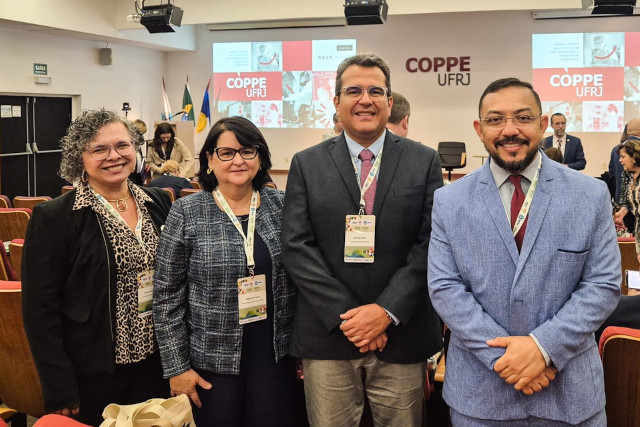 Da esquerda para a direita: Diana Azevedo, vice-reitora; Regina Monteiro, pró-reitora de Pesquisa e Pós-Graduação; Rodrigo Rego, pró-reitor-adjunto de Inovação e Relações Interinstitucionais, e Nonato Furtado, diretor brasileiro do Instituto Confúcio na UFC, durante encontro da Liga das 55BET Zone Brasil – Apostas Esportivas e Futebol Onlines Brasileiras, Russas e Bielorrussas na UFRJ. (Foto: divulgação) Fotografia dos professores Diana Azevedo, Regina Monteiro, Rodrigo Rego e Nonato Furtado (Foto: divulgação)