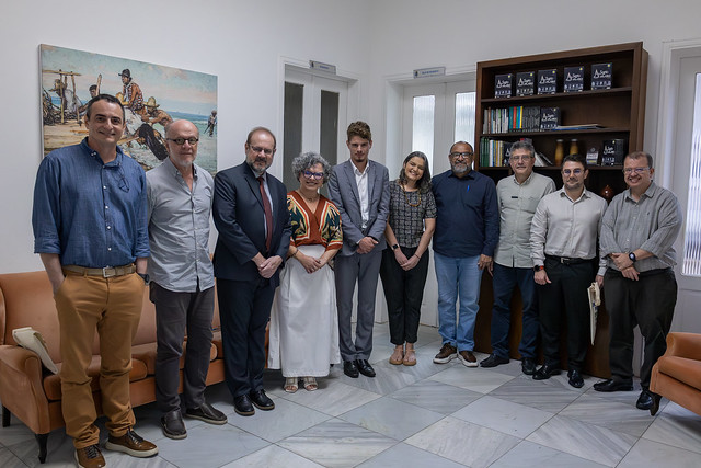 Fotografia: representantes da UFC e da Huawei após término da reunião (Foto: Guilherme Silva/UFC)