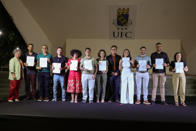 Fotografia de servidores tomando posse na Concha Acústica da UFC (Foto: Viktor Braga/UFC Informa)
