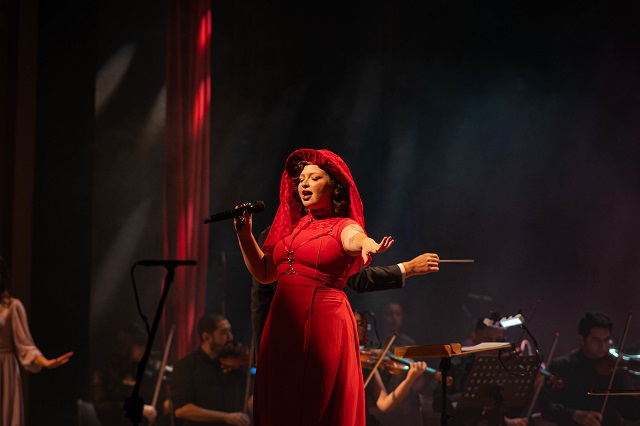 Fotografia de apresentação do espetáculo Divas do Pop, com cantora solista em primeiro plano (Foto: Igor Barbosa)