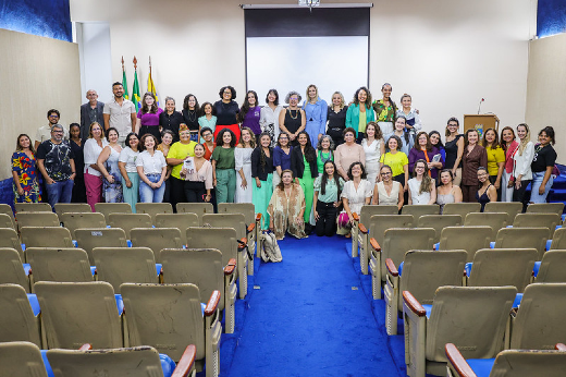 A iniciativa aconteceu no auditório da Reitoria e contou com falas sobre os desafios e perspectivas para mulheres na pesquisa (Foto: Ribamar Neto / UFC Informa) Imagem: Grupo de mulheres posa para fotos no auditório da Reitoria da UFC