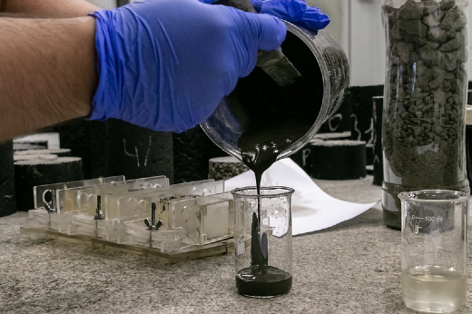 Atualmente, a UFC é a 15ª instituição com mais depósito de patentes no INPI em todo o País, com inventos em diversas áreas (Foto: Guilherme Silva / UFC Informa) Imagem: Mão de pesquisador despejando substância em recipiente