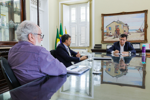 Imagem: Foto da mesa de reunião do reitor Custódio Almeida e do secretário do TCU, Roberto Nascimento