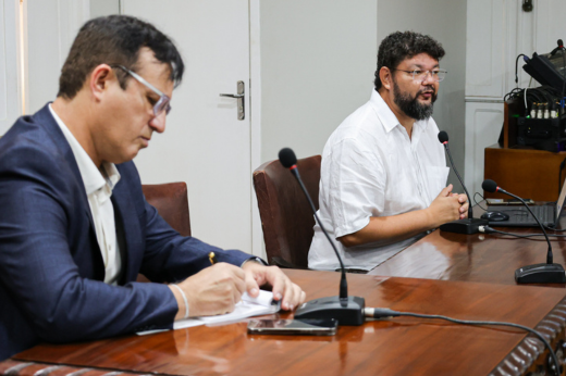 Prof. Rafael dos Santos, presidente da Comissão, falou das ações de destaque da Comissão (Foto: Ribamar Neto/UFC Informa) Prof. Rafael dos Santos sentado, falando ao microfone, e o reitor Custódio Almeida, ao lado, fazendo anotações