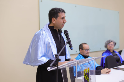 Imagem: foto de João Henrique Gonçalves Medeiros Corrêa, diretor do Campus de Itapajé, falando ao microfone no púlpito