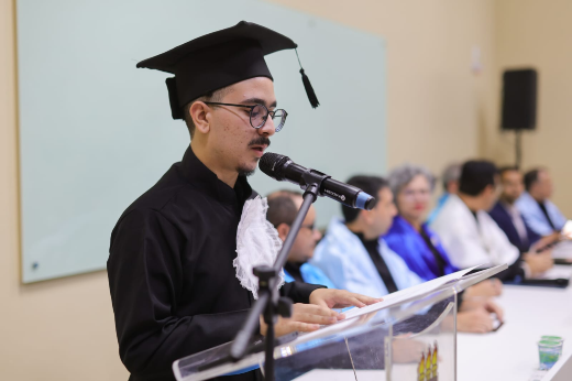 Imagem: Matheus Feitosa de Oliveira Rabelo, orador discente, fala aos presentes no auditório