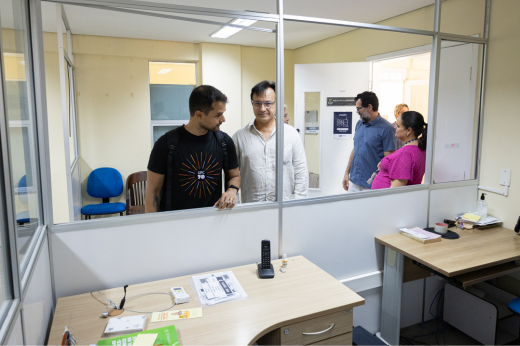 Imagem: Foto do reitor Custódio Almeida e do superintendente Renato Guerreiro examinando as instalações danificadas da LABIB