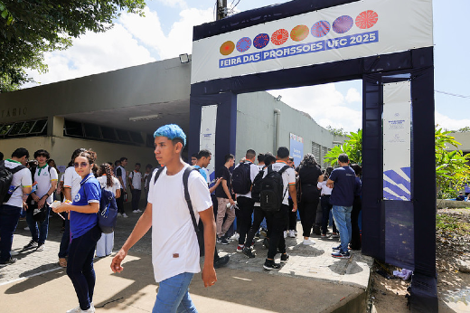 Imagem: Estudantes caminham em frente ao Centro de Convivência da UFC
