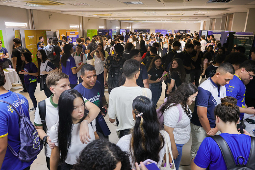 Imagem: Centro de Convivência com grande movimentação de alunos