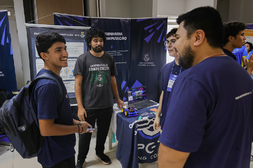 Imagem: estudantes acompanham apresentação sobre curso de graduação 