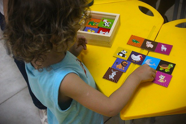 O público infantil poderá se divertir com jogos de tabuleiro; bolsistas e voluntários de projetos da UFC atuarão como monitores da atividade (Foto: Procult/UFC) Fotografia de crianças brincando no projeto UFC de Portas Abertas (Foto: Procult/UFC)