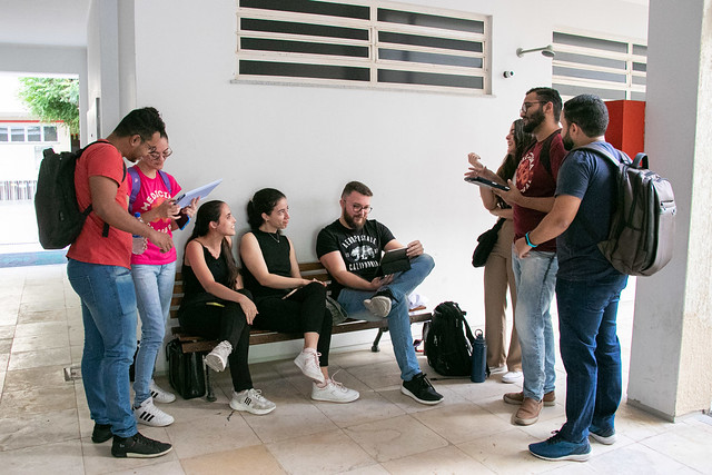 Uma novidade deste ano é a unificação da oferta dos dois benefícios em um único edital (Foto: Ribamar Neto/UFC Informa) Imagem: estudantes conversam em campus universitário