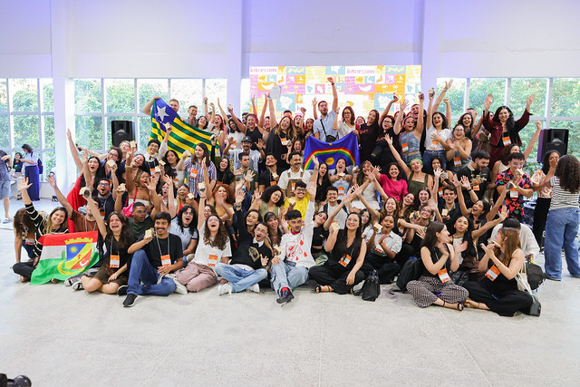 Imagem: Fotografia de participantes do Intercom Nordeste no último dia de evento (Foto: Ribamar Neto / UFC Informa)