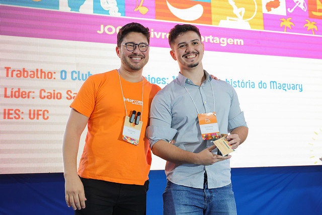 Imagem: Fotografia do professor Robson Braga entregando prêmio a Caio Salgueiro Moraes (Foto: Ribamar neto/UFC)