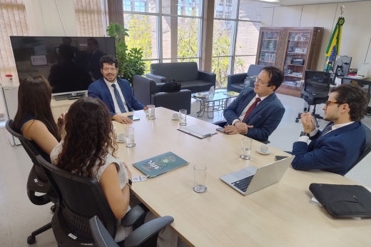 Na ocasião, foi apresentada uma proposta para levar um conjunto de serviços jurídicos gratuitos para o Centro de Fortaleza por meio de atendimentos com foco em direitos humanos, conflitos fundiários, juventudes, mulheres vítimas de violência doméstica e egressos do sistema penitenciário (Foto: Divulgação) Imagem: Foto geral da mesa de reunião no Ministério da Justiça e Segurança Pública