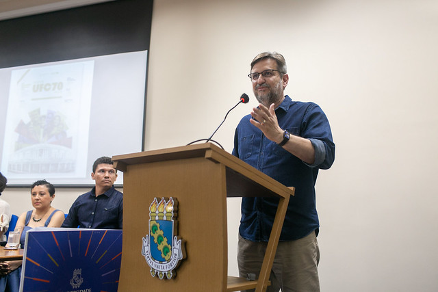 O jornalista Erick Guimarães, um dos editores da publicação, falou sobre a importância do formato revista e sobre como a UFC faz parte da sua vida (Foto: Viktor Braga/UFC) ft 250718 revista3 gr