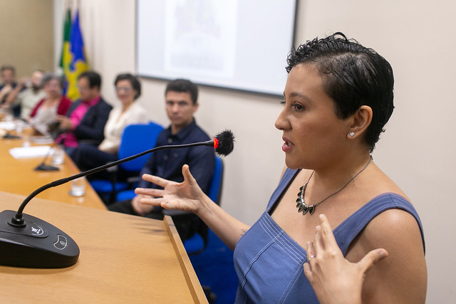 A jornalista Cristiane Pimentel, que assina a matéria de capa da revista, falou sobre o desafio de contar histórias que demonstrem o novo perfil de alunos e alunas da UFC nos últimos anos (Foto: Viktor Braga/UFC) ft 250718 revista4 gr