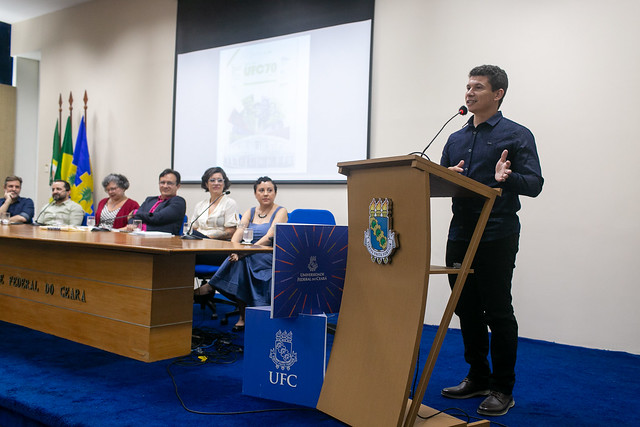 Egresso do Campus de Quixadá, o empresário Leonel Júnior compartilhou as transformações que ocorreram em sua vida a partir da graduação na UFC (Foto: Viktor Braga/UFC) ft 250718 revista5 gr