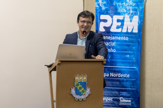 Imagem: Foto do reitor Custódio Almeida discursando no púlpito