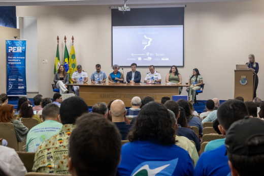 Imagem: Foto geral do público e da mesa de abertura do evento