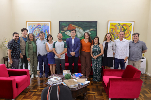 O acordo envolve uma parceria estratégica em ensino, pesquisa e extensão, tendo em vista a construção da Estação Científica da UFC em Jericoacoara e do Centro de Formação em Turismo Ecológico (Foto: Viktor Braga / UFC Informa) Imagem: Foto posada dos integrantes do ICMBio e da UFC