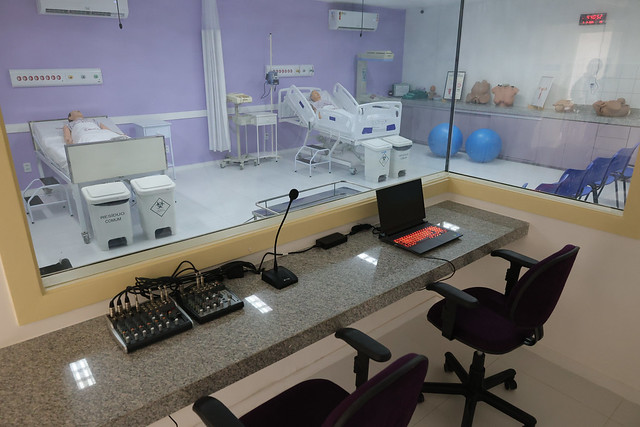 O INCT Screens é voltado para a simulação clínica e realidade virtual em enfermagem e saúde, e conta em sua estrutura com cinco laboratórios (Foto: Viktor Braga / UFC Informa) Imagem: Sala de controle de laboratório