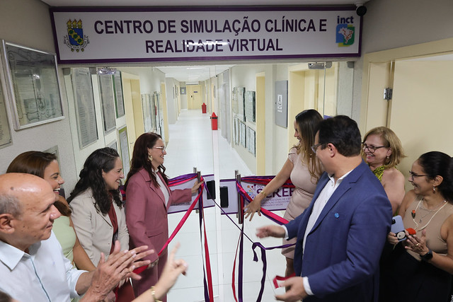 O reitor Custódio Almeida fez a inauguração oficial do INCT Screens (Foto: Viktor Braga / UFC Informa) Imagem: Pessoas puxam fita de inauguração do INCT