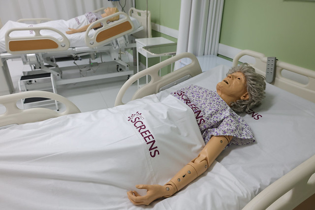 Um dos objetivos do INCT Screens é a produção de conhecimento e fortalecimento do Sistema Único de Saúde (SUS) (Foto: Viktor Braga / UFC Informa) Imagem: Manequim de treinamento deitado em maca hospitalar