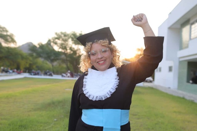 Imagem: Jovem de beca posa para foto 
