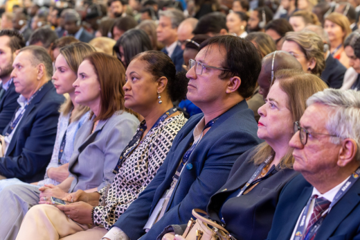A Cúpula é o maior encontro mundial dedicado à alimentação escolar e reuniu autoridades globais no tema, representantes de 80 países e mais de 1.500 inscritos (Foto: Guilherme Silva / UFC Informa) Imagem: Foto do reitor Custódio Almeida sentado prestando atenção à palestra