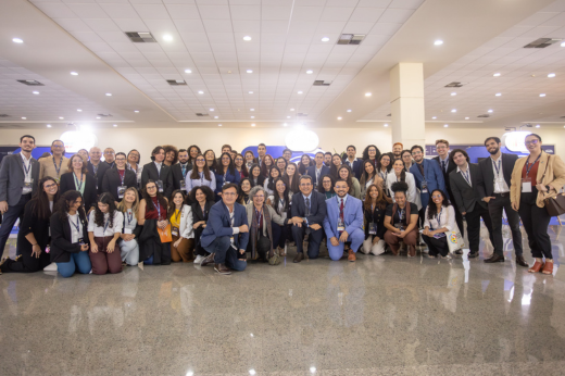 O reitor Custódio Almeida e a vice-reitora Diana Azevedo representaram a UFC na cerimônia de abertura da 2ª Cúpula Global da Coalizão para a Alimentação Escolar (Foto: Guilherme Silva / UFC Informa) Imagem: Foto da delegação da UFC presenta à Cúpula Global da Coalizão para a Alimentação Escolar
