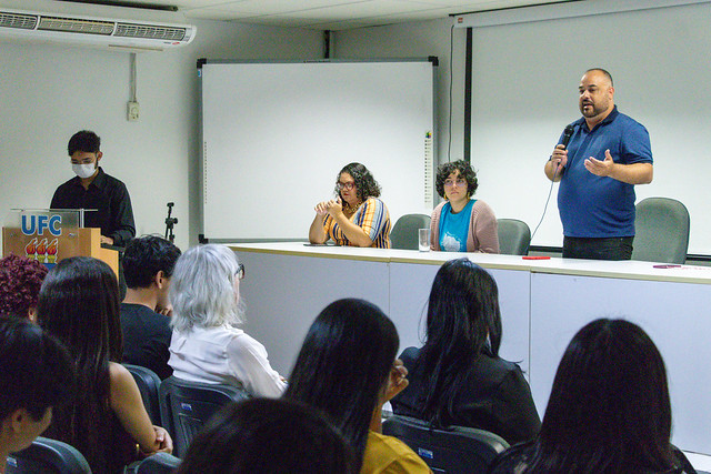 Imagem: pró-reitor fala ao público na abertura de evento
