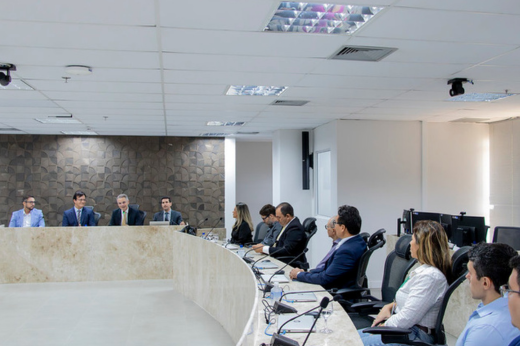 Pessoas reunidas em sala do Tribunal de Justiça para solenidade de assinatura do protocolo de intenções