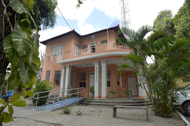 Fotografia da fachada da rádio Universitária FM (Foto: Jr. Panela)