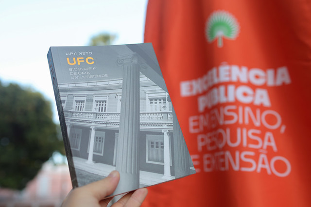 Capa do livro UFC: A biografia de uma universidade