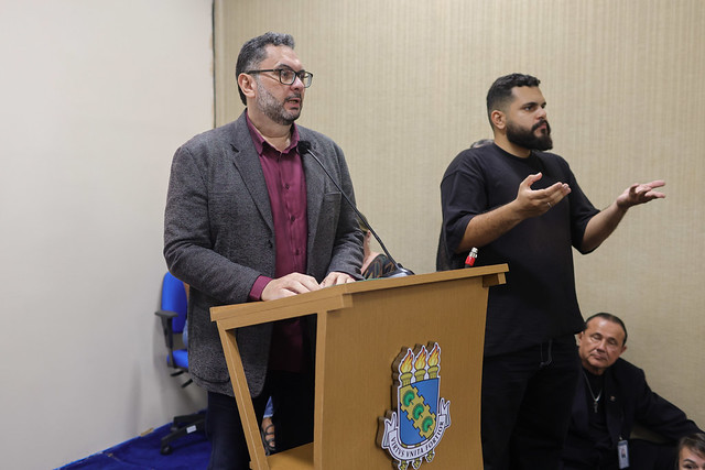 Francisco Cavalcante Júnior, diretor da Editora UFC, na solenidade de lançamento da biografia da UFC (Foto: Viktor Braga/UFC)