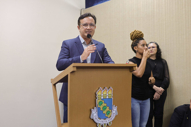 Reitor Custódio Almeida em solenidade de lançamento da biografia da UFC (Foto: Viktor Braga)