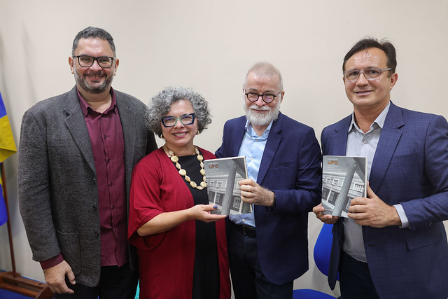 Francisco Cavalcante Júnior, diretor da Editora UFC; Diana Azevedo, vice-reitora da UFC; Lira Neto, autor da obra, e Custódio Almeida, reitor da UFC (Foto: Viktor Braga/UFC)
