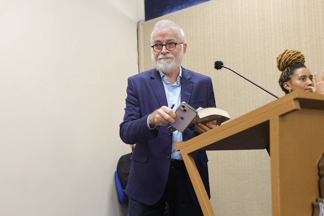 Escritor Lira Neto na solenidade de lançamento da biografia da UFC (Foto: Viktor Braga/UFC)