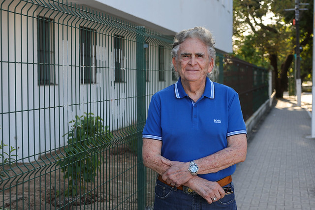 Imagem: Prof. Geraldo Arraes posa para foto 