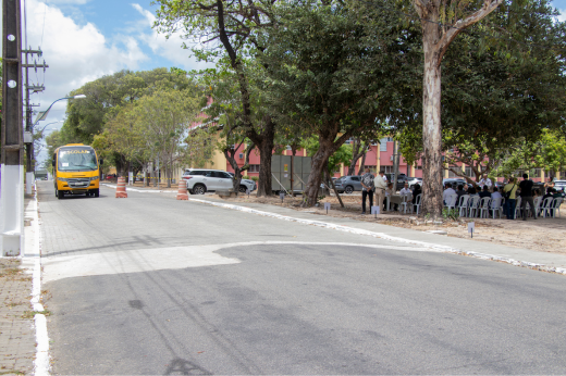 O trecho experimental de piso intertravado está localizado no Campus do Pici Prof. Prisco Bezerra, em Fortaleza, em via de acesso próxima ao Departamento de Geologia e ao Instituto de Cultura e Arte (Foto: Guilherme Silva / UFC Informa) Imagem: Foto da via de acesso com piso intertravado