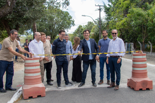 O projeto envolveu uma iniciativa de cooperação científica internacional entre Brasil e Portugal, e parcerias com empresas privadas do setor de construção civil (Foto: Guilherme Silva / UFC Informa) Imagem: Foto do momento de corte da fita para a inauguração simbólica do trecho experimental do piso intertravado