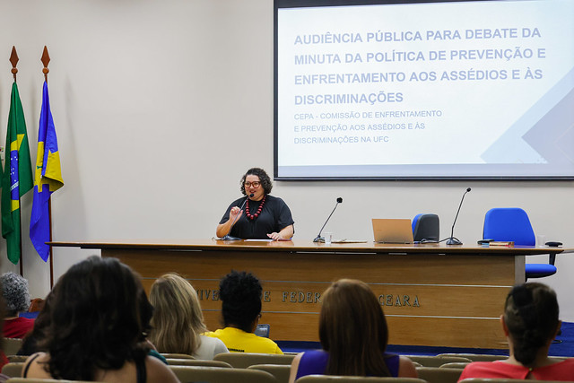 Imagem: debate sobre assédio no auditório da Reitoria da UFC