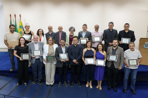 Imagem: Fotos dos cientistas da UFC homenageados segurando placas