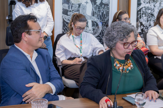 Custódio Almeida, do lado esquerdo, e Diana Azevedo (ao microfone), do lado direito