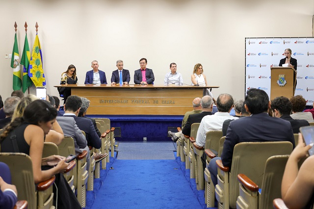Imagem: O evento de lançamento da cátedra reuniu servidores da UFC e autoridades públicas no auditório da Reitoria (Foto: Viktor Braga/UFC) Imagem: O evento de lançamento da cátedra reuniu servidores da UFC e autoridades públicas no auditório da Reitoria (Foto: Viktor Braga/UFC)
