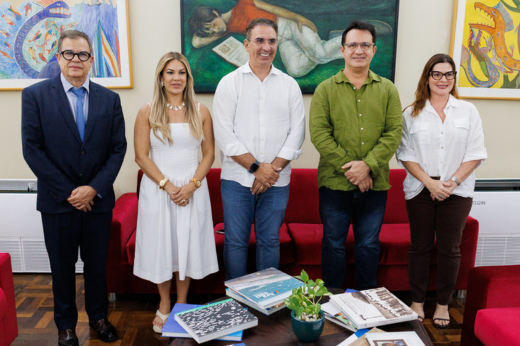 A solenidade de inauguração da Estação Tecnológica de Quixadá está prevista para ser realizada no dia 12 de março deste ano. (Foto: Ribamar Neto/ UFC Informa) Pessoas em pé no Gabinete da Reitoria, posando para a foto