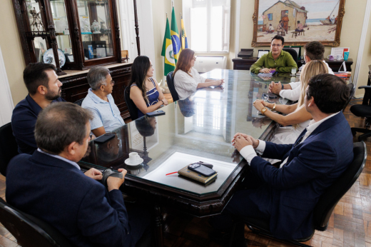 Durante a reunião, foi tratado também sobre uma possível parceria relacionada à ocupação dos galpões do DNOCS, localizados próximos ao açude Cedro. (Foto: Ribamar Neto/UFC Informa) Pessoas sentadas na mesa da Reitoria em reunião com o reitor